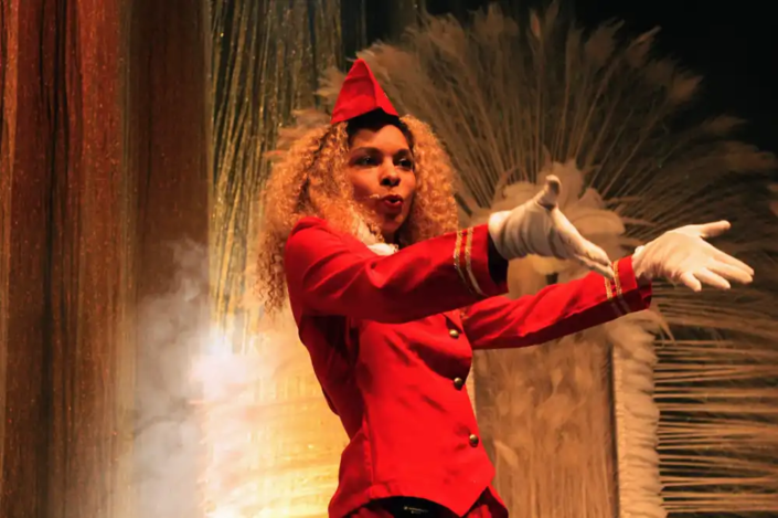 Nia Francesca Burlesque Show „Stewardess“. Nia Francesca Burlesque Show "Stewardess".