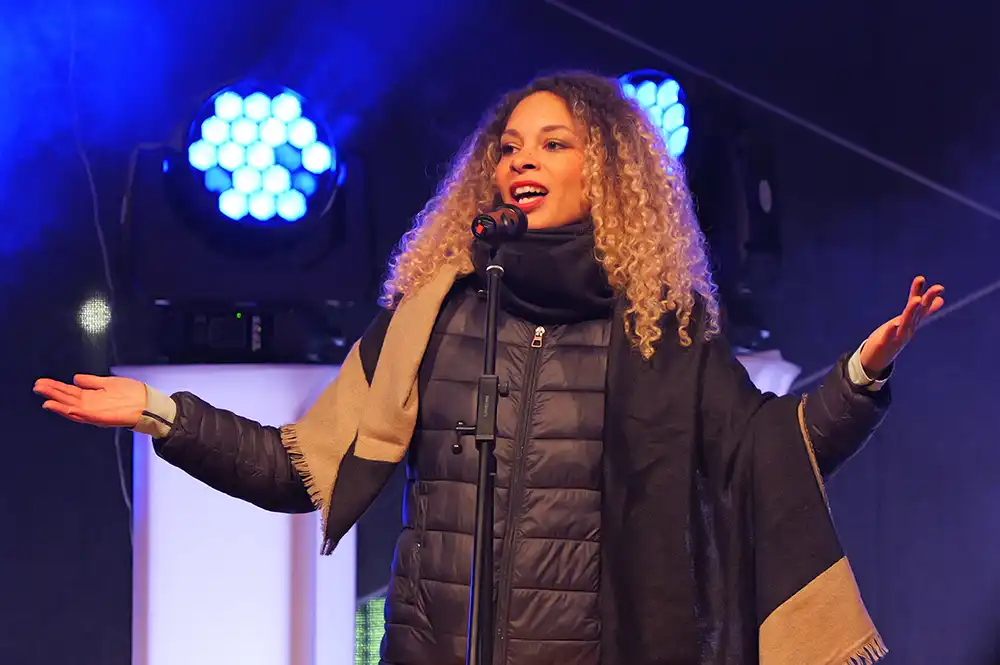 Nia Francesca Live Gesang - Weihnachtsmarkt Ilmenau © 2023 Ilmenau kreativ erleben Nia Francesca Live Gesang - Weihnachtsmarkt Ilmenau © 2023 Ilmenau kreativ erleben